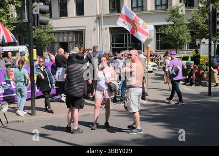 Bristol, Regno Unito. 17 maggio 2025. Un sostenitore dell'ukip. è illustrato. Bristol protesta contro l'odio davanti al cenotafio. La prospettiva di una dimostrazione in cui il leader UKIP Nick Tenconi richiederà deportazioni di massa e la fine della veglia di sinistra ha spinto una controdimostrazione nel centro di Bristol da vari gruppi non gerarchici sotto la bandiera Bristol Against Hate. Crediti: JMF News/Alamy Live News Foto Stock
