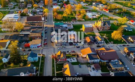 New Glarus Wisconsin al tramonto che mostra gli edifici della città, i tetti e la Chiesa Unita svizzera di Cristo sotto la luce dorata. Foto Stock