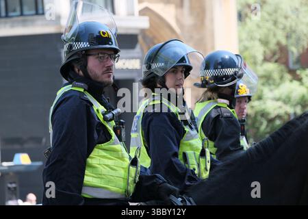 Bristol, Regno Unito. 17 maggio 2025. Bristol protesta contro l'odio davanti al cenotafio. La prospettiva di una dimostrazione in cui il leader UKIP Nick Tenconi richiederà deportazioni di massa e la fine della veglia di sinistra ha spinto una controdimostrazione nel centro di Bristol da vari gruppi non gerarchici sotto la bandiera Bristol Against Hate. La polizia di Avon e Somerset mantiene l'ordine pubblico separando l'UKIP e Bristol contro l'odio. Foto Stock