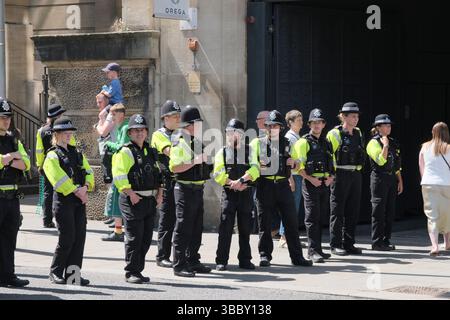 I Picturered stanno mantenendo l'ordine pubblico. Bristol protesta contro l'odio davanti al cenotafio. La prospettiva di una dimostrazione in cui il leader UKIP Nick Tenconi richiederà deportazioni di massa e la fine della veglia di sinistra ha spinto una controdimostrazione nel centro di Bristol da vari gruppi non gerarchici sotto la bandiera Bristol Against Hate. La polizia di Avon e Somerset mantiene l'ordine pubblico separando l'UKIP e Bristol contro l'odio. Foto Stock