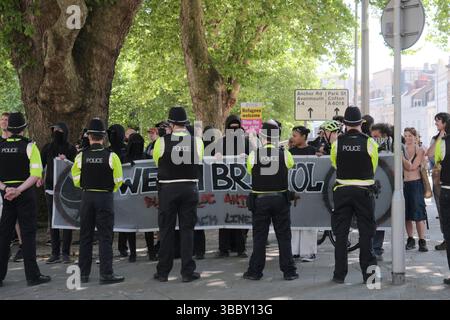 Bristol, Regno Unito. 17 maggio 2025. Bristol protesta contro l'odio davanti al cenotafio. La prospettiva di una dimostrazione in cui il leader UKIP Nick Tenconi richiederà deportazioni di massa e la fine della veglia di sinistra ha spinto una controdimostrazione nel centro di Bristol da vari gruppi non gerarchici sotto la bandiera Bristol Against Hate. La polizia di Avon e Somerset mantiene l'ordine pubblico separando l'UKIP e Bristol contro l'odio. Foto Stock