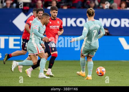 Antoine Griezmann (attaccante Atletico Madrid) visto in azione con Jon Moncayola (centrocampista CA Osasuna) durante il calcio spagnolo della partita EA di campionato tra CA Osasuna e Club Atletico de Madrid allo Stadio Sadar. Punteggio finale CA Osasuna 2 : 0 Club Atletico de Madrid Foto Stock