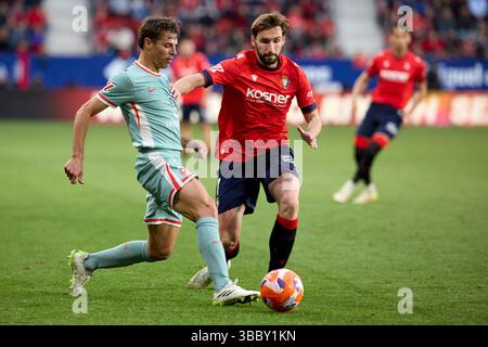 César Azpilicueta (difensore Atletico Madrid) visto in azione con Jon Moncayola (centrocampista CA Osasuna) durante il calcio spagnolo della partita EA di campionato tra CA Osasuna e Club Atletico de Madrid allo Stadio Sadar. Punteggio finale CA Osasuna 2 : 0 Club Atletico de Madrid Foto Stock