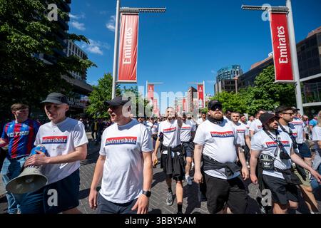 Londra, Regno Unito. 17 maggio 2025. Tifosi del Crystal Palace nella via olimpica fuori dallo stadio di Wembley per la finale di fa Cup contro il Manchester City. Crediti: Stephen Chung / Alamy Live News Foto Stock