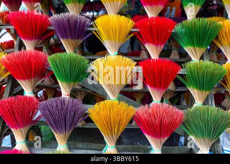 Mazzette di incenso colorate nel villaggio di Hue, Vietnam, Asia. Foto Stock