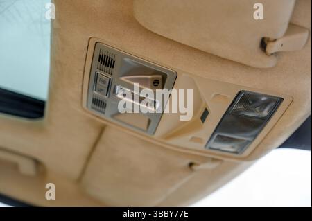 Immagine ravvicinata di un pannello di controllo superiore del veicolo che mostra le informazioni sui passeggeri e i vari comandi disponibili Foto Stock