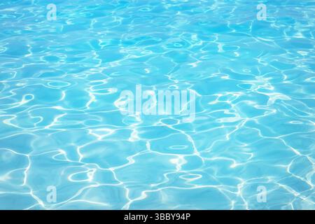 Acqua blu astratta con increspature sulla superficie. Acqua turchese con sfondo dalla texture brillante. Top​ view​ di blue​ acqua.​ Foto Stock