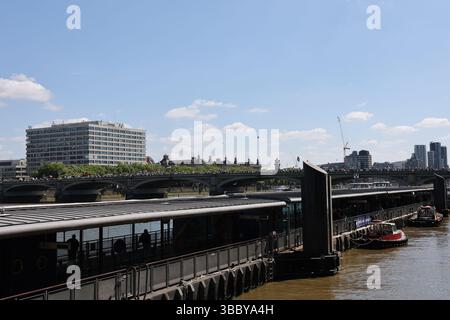 LONDRA, REGNO UNITO. 17 maggio 2025. La manifestazione nazionale del 17 maggio celebrerà il 77° anniversario di Nakba, la Nakba del 1948. La marcia è una protesta contro la fornitura di armi da parte del governo britannico a Israele, complice del genocidio di Gaza e della sua incapacità di impedire la pulizia etnica dei palestinesi. L'assemblea dei manifestanti a Embankment marciano fino a Downing Street per una manifestazione a Londra, Regno Unito. (Foto di 李世惠/SEE li/Picture Capital) credito: Vedi li/Picture Capital/Alamy Live News Foto Stock