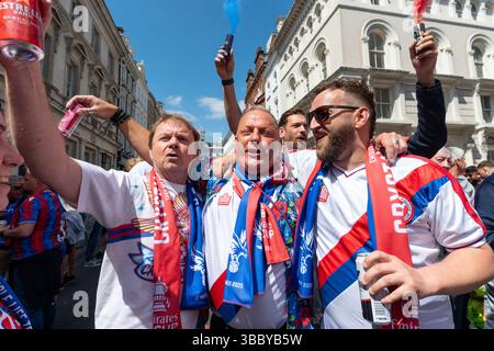 Londra, Regno Unito. 17 maggio 2025. Il Covent Garden si anima con i tifosi del Crystal Palace che si riuniscono per un incontro pre-Wembley prima della finale di fa Cup contro il Manchester City. Crediti: Andrea Domeniconi/Alamy Live News Foto Stock