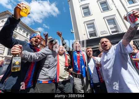 Londra, Regno Unito. 17 maggio 2025. Il Covent Garden si anima con i tifosi del Crystal Palace che si riuniscono per un incontro pre-Wembley prima della finale di fa Cup contro il Manchester City. Crediti: Andrea Domeniconi/Alamy Live News Foto Stock