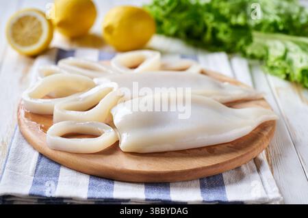 anelli di calamaro preparati per cucinare piatti a basso contenuto calorico. Cucina a base di pesce. Foto Stock