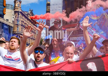 Londra, Regno Unito. 17 maggio 2025. Migliaia di tifosi del Crystal Palace si sono riuniti al Covent Garden prima dello scontro finale della fa Cup con il Manchester City prima di marciare attraverso il West End e dirigersi verso la metropolitana diretta allo stadio di Wembley. Credito: Fotografia dell'undicesima ora/Alamy Live News Foto Stock