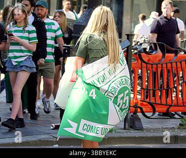 Glasgow, Scozia, Regno Unito. 17 maggio 2025. Il trongate party del campionato celtico ha visto migliaia di tifosi conquistare il sito tradizionale nel centro della città per la celebrazione. Fuochi d'artificio, bombe fumogene, un elicottero della polizia, centinaia di poliziotti e le fermate degli autobus sono state smantellate per motivi di sicurezza, poiché i fan li hanno usati l'anno scorso per i trampolini. Credit Gerard Ferry/Alamy Live News Foto Stock
