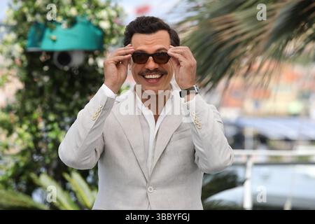 17 maggio 2025, Cannes, Costa azzurra, Francia: LAURENT LAFITTE si diverte mentre posa durante il photocall per "Una vita magnifica" al 78° Festival annuale di Cannes al Palais des Festivals. (Credit Image: © Mickael Chavet/ZUMA Press Wire) SOLO PER USO EDITORIALE! Non per USO commerciale! Foto Stock