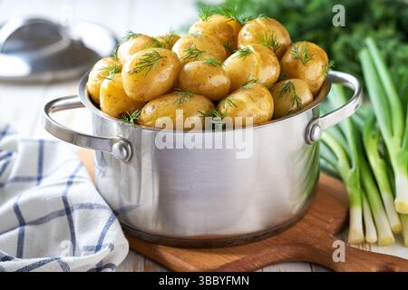 Gustose patate novelle bollite con aneto fresco in un tavolo di legno, concentrazione selettiva. Foto Stock