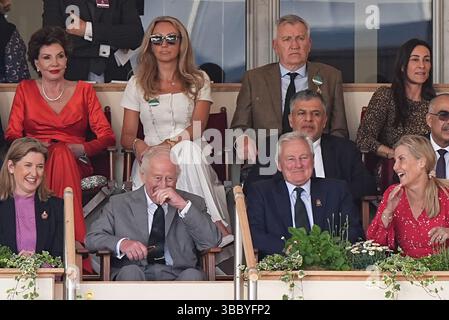 Re Carlo III (davanti al centro a sinistra) assiste a un evento mentre assiste al Royal Windsor Horse Show al Castello di Windsor nel Berkshire. Data foto: Sabato 17 maggio 2025. Foto Stock