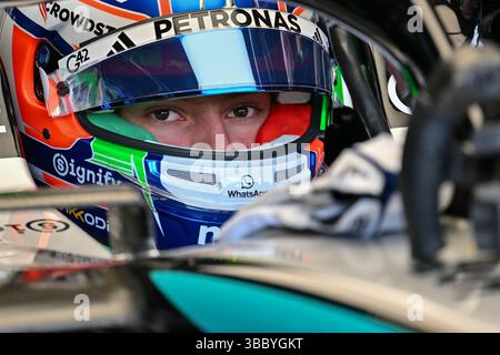 IMOLA, ITALIA - 17 MAGGIO: Andrea Kimi Antonelli dell'Italia siede nella (12) Mercedes AMG Petronas F1 Team F1W16 nel garage durante le qualifiche in vista del Gran Premio di F1 dell'Emilia-Romagna sul circuito dell'autodromo Enzo e Dino Ferrari il 17 maggio 2025 a Imola, Italia.(foto di Vince Mignott/Alamy Live News) Foto Stock