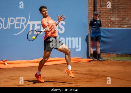 Torino, Italia. 17 maggio 2025. Camilo Ugo CARABELLI dell'Argentina in azione durante la partita di SF contro Yunchaokete BU della Cina all'ATP CHALLENGER PIEMONTE OPEN 2025 disputata al Circolo della Stampa Sporting di Torino (Italia). È stato sconfitto dai cinesi 3:6-2:6. Crediti: Riccardo Righetti/Alamy Live News Foto Stock