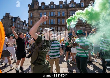 Glasgow, Scozia, Regno Unito. 17 maggio 2025. I tifosi del Glasgow Celtic FC si sono riuniti a migliaia nelle aree della città di Merchant City e Trongate per festeggiare dopo che la loro squadra ha alzato il trofeo della Scottish Premiership. I festeggiamenti non ufficiali si sono svolti in un contesto di preoccupazioni sollevate da Police Scotland, Glasgow City Council, Glasgow Celtic FC e associazioni di residenti locali per i timori di disagio per residenti e aziende e anche preoccupazioni per la sicurezza dei tifosi. Crediti: Cameron Scott/ZUMA Press Wire/ZUMA Wire/Alamy Live News Foto Stock