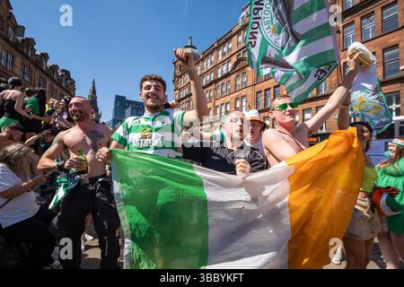 Glasgow, Scozia, Regno Unito. 17 maggio 2025. I tifosi del Glasgow Celtic FC si sono riuniti a migliaia nelle aree della città di Merchant City e Trongate per festeggiare dopo che la loro squadra ha alzato il trofeo della Scottish Premiership. I festeggiamenti non ufficiali si sono svolti in un contesto di preoccupazioni sollevate da Police Scotland, Glasgow City Council, Glasgow Celtic FC e associazioni di residenti locali per i timori di disagio per residenti e aziende e anche preoccupazioni per la sicurezza dei tifosi. Crediti: Cameron Scott/ZUMA Press Wire/ZUMA Wire/Alamy Live News Foto Stock
