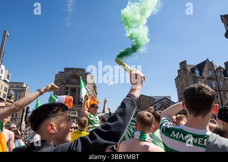 Glasgow, Scozia, Regno Unito. 17 maggio 2025. I tifosi del Glasgow Celtic FC si sono riuniti a migliaia nelle aree della città di Merchant City e Trongate per festeggiare dopo che la loro squadra ha alzato il trofeo della Scottish Premiership. I festeggiamenti non ufficiali si sono svolti in un contesto di preoccupazioni sollevate da Police Scotland, Glasgow City Council, Glasgow Celtic FC e associazioni di residenti locali per i timori di disagio per residenti e aziende e anche preoccupazioni per la sicurezza dei tifosi. Crediti: Cameron Scott/ZUMA Press Wire/ZUMA Wire/Alamy Live News Foto Stock