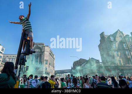 Glasgow, Scozia, Regno Unito. 17 maggio 2025. I tifosi del Glasgow Celtic FC si sono riuniti a migliaia nelle aree della città di Merchant City e Trongate per festeggiare dopo che la loro squadra ha alzato il trofeo della Scottish Premiership. I festeggiamenti non ufficiali si sono svolti in un contesto di preoccupazioni sollevate da Police Scotland, Glasgow City Council, Glasgow Celtic FC e associazioni di residenti locali per i timori di disagio per residenti e aziende e anche preoccupazioni per la sicurezza dei tifosi. Crediti: Cameron Scott/ZUMA Press Wire/ZUMA Wire/Alamy Live News Foto Stock