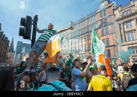 Glasgow, Scozia, Regno Unito. 17 maggio 2025. I tifosi del Glasgow Celtic FC si sono riuniti a migliaia nelle aree della città di Merchant City e Trongate per festeggiare dopo che la loro squadra ha alzato il trofeo della Scottish Premiership. I festeggiamenti non ufficiali si sono svolti in un contesto di preoccupazioni sollevate da Police Scotland, Glasgow City Council, Glasgow Celtic FC e associazioni di residenti locali per i timori di disagio per residenti e aziende e anche preoccupazioni per la sicurezza dei tifosi. Crediti: Cameron Scott/ZUMA Press Wire/ZUMA Wire/Alamy Live News Foto Stock