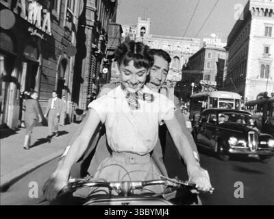 Film commedia romantica americana vacanza romana (1953). - Joe and Ann Career Through Rome on a Vespa scooter - Roman Holiday è un film del 1953 diretto e prodotto da William Wyler. Audrey Hepburn interpreta Roma da sola e Gregory Peck reporter. Foto Stock