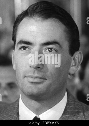 Screenshot ritagliato di Gregory Peck dal trailer del film Roman Holiday. Further Cropped from Image:Gregory Peck in Roman Holiday trailer - Roman Holiday è un film del 1953 diretto e prodotto da William Wyler. Audrey Hepburn interpreta Roma da sola e Gregory Peck reporter. Foto Stock