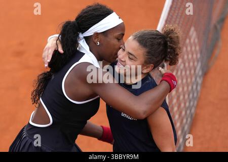 Roma, Italia. 17 maggio 2025. Coco Gauff degli Stati Uniti d'America e Jasmine Paolini dell'Italia si abbracciano al termine della finale del torneo di tennis internazionali BNL d'Italia 2025 al foro Italico di Roma il 17 maggio 2025. Jasmine Paolini ha vinto 6-4, 6-2. Crediti: Insidefoto/Alamy Live News Foto Stock