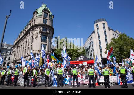 Londra, Regno Unito. 17 maggio 2025. Mentre circa mezzo milione di persone hanno marciato chiedendo la fine del genocidio a Gaza, si è verificata una piccola ma forte contromanifestazione quando la marcia principale è passata ad Aldwych. Sventolando le bandiere israeliane, le contromanifestanti hanno chiesto la liberazione degli ostaggi e tenuto cartelli con scritto "Hamas è terrorista” e "abbiamo liberato la Palestina nel 1948”. Crediti: Anna Watson/Alamy Live News Foto Stock