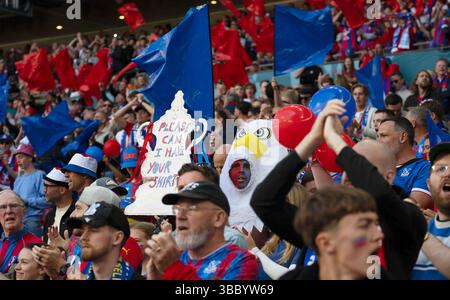 Londra, Regno Unito. 17 maggio 2025. Fan del Crystal Palace durante la partita. La finale della Emirates fa Cup, Crystal Palace contro Manchester City allo stadio di Wembley a Londra, sabato 17 maggio 2025. Solo per uso editoriale. foto di Sandra MailerAndrew Orchard fotografia sportiva/Alamy Live News Credit: Andrew Orchard fotografia sportiva/Alamy Live News Foto Stock