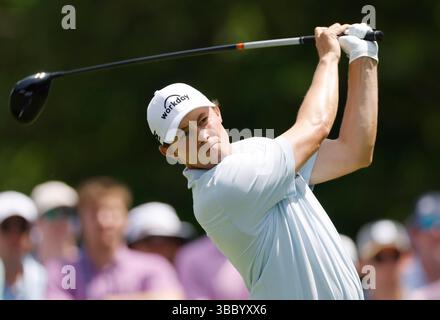 Charlotte, Stati Uniti. 17 maggio 2025. Matt Fitzpatrick, l'Inghilterra, parte alla terza buca durante il terzo round del campionato PGA 2025 al Quail Hollow Golf Club di Charlotte, Carolina del Nord, sabato 17 maggio 2025. Foto di Tannen Maury/UPI credito: UPI/Alamy Live News Foto Stock