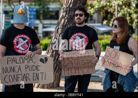 Madrid, Spagna. 17 maggio 2025. I membri del gruppo "Birds are not real" tengono dei cartelli durante una riunione. "Birds are not real" è una teoria satirica della cospirazione e un movimento sociale originato negli Stati Uniti che sostiene umoristicamente e ironicamente che tutti gli uccelli sono stati sostituiti da droni di sorveglianza gestiti dal governo, una parodia destinata a criticare la diffusione di disinformazione, teorie di cospirazione e false notizie nella cultura moderna. Crediti: Marcos del Mazo/Alamy Live News Foto Stock