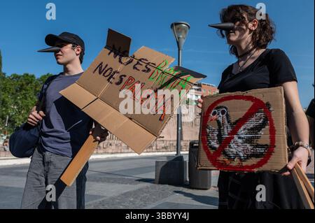 Madrid, Spagna. 17 maggio 2025. I membri del gruppo "Birds are not real" (gli uccelli non sono veri) che tengono cartelli e indossano becchi di uccelli durante una riunione. "Birds are not real" è una teoria satirica della cospirazione e un movimento sociale originato negli Stati Uniti che sostiene umoristicamente e ironicamente che tutti gli uccelli sono stati sostituiti da droni di sorveglianza gestiti dal governo, una parodia destinata a criticare la diffusione di disinformazione, teorie di cospirazione e false notizie nella cultura moderna. Crediti: Marcos del Mazo/Alamy Live News Foto Stock