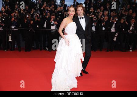 Cannes, Francia. 17 maggio 2025. L'attore britannico Robert Pattinson e l'attrice statunitense Jennifer Lawrencepresenziano al tappeto rosso "Die My Love" al 78° Festival annuale di Cannes al Palais des Festivals il 17 maggio 2025 a Cannes, Francia. Foto di Jerome Domine/ABACAPRESS.COM credito: Abaca Press/Alamy Live News Foto Stock
