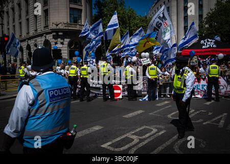 Londra, Regno Unito. 17 maggio 2025. Una controdimostrazione è tenuta dai sostenitori pro-Israele durante una marcia della Palestina. Migliaia di persone scendono in strada per protestare per il 77° anniversario della Nakba del 1948. La manifestazione si svolge ogni anno per evidenziare lo sfollamento di massa e l'espropriazione di PalestiniansÊduring nella guerra arabo-israeliana del 1948. Crediti: Andy Barton/Alamy Live News Foto Stock
