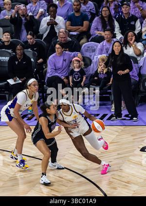 16 maggio 2025 l'attaccante Rickea Jackson (2) di San Francisco CA, U.S.A. Los Angeles, va al basket durante la prima partita della WNBA Valkyries in casa tra L A Sparks e i Golden State Valkyries. L A Sparks ha battuto G S Valkyries 84-67 al Chase Center di San Francisco, California. Thurman James/CSM (immagine di credito: © Thurman James/Cal Sport Media) Foto Stock