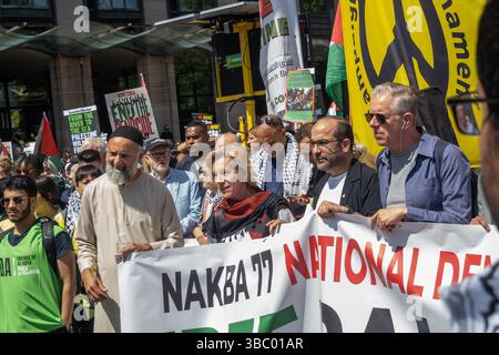 Londra, Regno Unito. 17 maggio 2025. Mentre Israele ha rinnovato i suoi attacchi genocidi a Gaza, dove le persone ora muoiono di fame dopo che Israele ha bloccato tutto il cibo, il carburante e le medicine, molte migliaia, compresi molti ebrei, sono venuti a Londra per marciare pacificamente nel 77° anniversario della Nakba per una manifestazione a Downing St che chiedeva un cessate il fuoco immediato e permanente, il rilascio di tutti i prigionieri e gli ostaggi e la fine del blocco e il Regno Unito per smettere di armare Israele. Peter Marshall/Alamy Live News Foto Stock