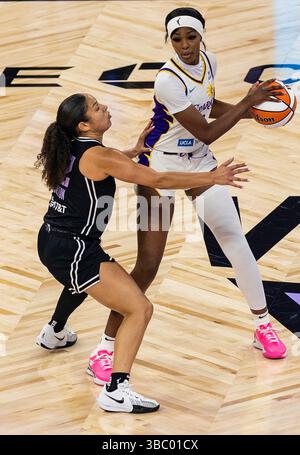 16 maggio 2025 San Francisco CA, U.S.A. l'attaccante di Los Angeles Rickea Jackson (2) sta per passare la palla durante la prima partita della WNBA Valkyries in casa tra L A Sparks e i Golden State Valkyries. L A Sparks ha battuto G S Valkyries 84-67 al Chase Center di San Francisco, California. Thurman James/CSM Foto Stock