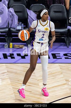 16 maggio 2025 San Francisco CA, U.S.A. l'attaccante di Los Angeles Rickea Jackson (2) sta per passare la palla durante la prima partita della WNBA Valkyries in casa tra L A Sparks e i Golden State Valkyries. L A Sparks ha battuto G S Valkyries 84-67 al Chase Center di San Francisco, California. Thurman James/CSM Foto Stock
