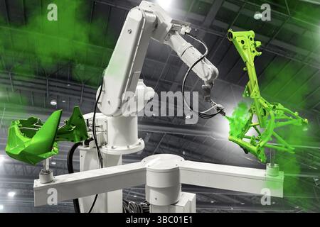 Spray per verniciatura braccio robotizzato sulla parte automobilistica. Concetto di produzione ad alta tecnologia. (con tracciato di ritaglio) Foto Stock