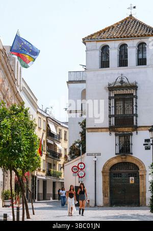 Due donne che camminano per le strade di Jerez de la Frontera, Andalucía, Spagna Foto Stock