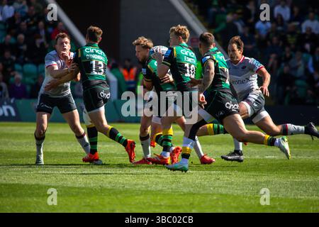 Northampton, Regno Unito, 17 maggio 2025 i Northampton Saints fuori Half fin Smith attaccano la difesa dei Saraceni nel Gallagher Premiership Rugby al Cinch Stadium, Northampton, Regno Unito. Alex Williams / Alamy Live News Foto Stock