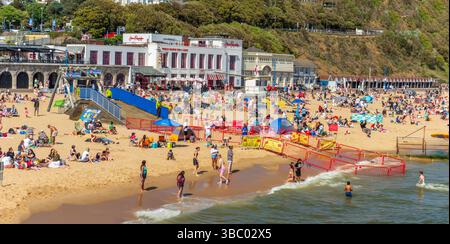 East Cliff Beach, Bournemouth, Regno Unito - 17 maggio 2025: Spiaggia affollata di bagnanti. Foto Stock