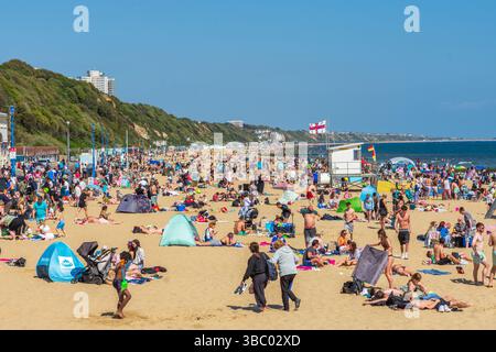 East Cliff Beach, Bournemouth, Regno Unito - 17 maggio 2025: Una spiaggia affollata di bagnanti. Foto Stock