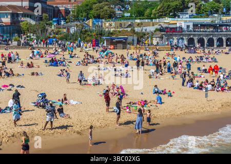 East Cliff Beach, Bournemouth, Regno Unito - 17 maggio 2025: Una spiaggia affollata di bagnanti. Foto Stock