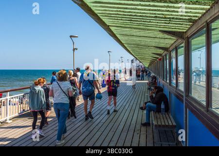 Bournemouth, Regno Unito - 17 maggio 2025: Persone che camminano sul lungomare del molo di Bournemouth. Foto Stock