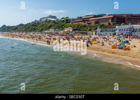 West Cliff Beach, Bournemouth, Regno Unito - 17 maggio 2025: Una spiaggia affollata di bagnanti. Foto Stock