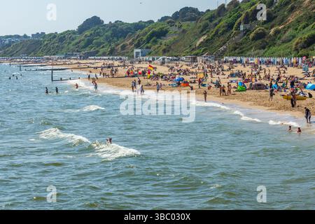West Cliff Beach, Bournemouth, Regno Unito - 17 maggio 2025: Una spiaggia affollata di bagnanti. Foto Stock